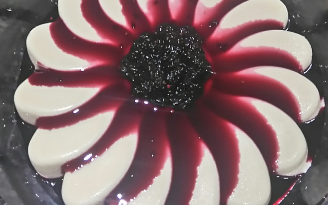 Panna cotta com coulis de amora