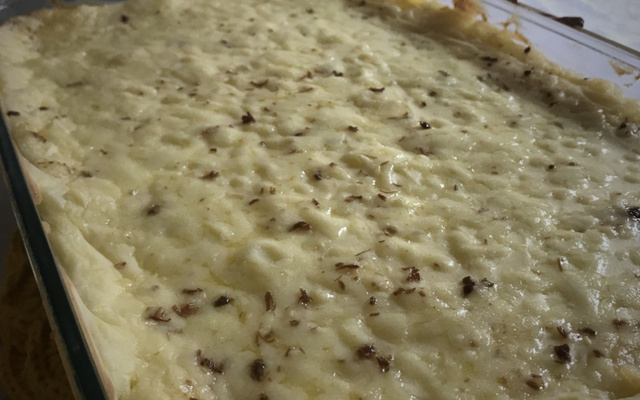 Escondidinho de carne de sol com batata e creme com requeijão.