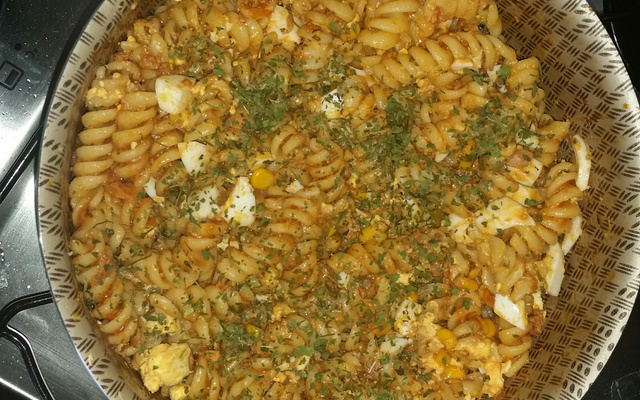 Macarrão de atum com molho de tomate