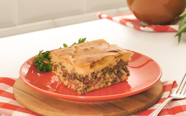 Fatia de torta fácil de carne moída com tomates e azeitonas