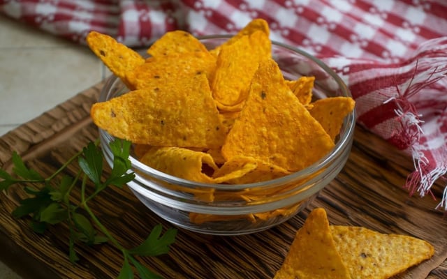 Doritos de arroz muito crocante e saboroso servido no pote