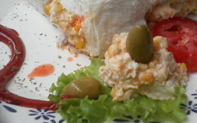 Lanche rápido com ovos mexidos cremoso