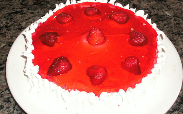 Torta de abacaxi com morangos