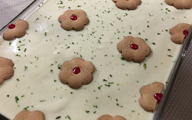 Bolo com mousse de limão