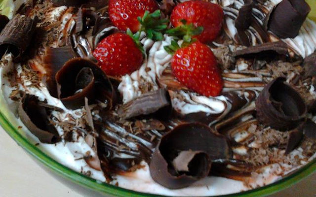 Pavê de chocolate com morangos