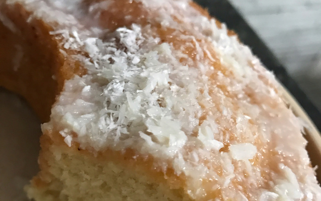 Bolo de Liquidificador com Calda de Coco