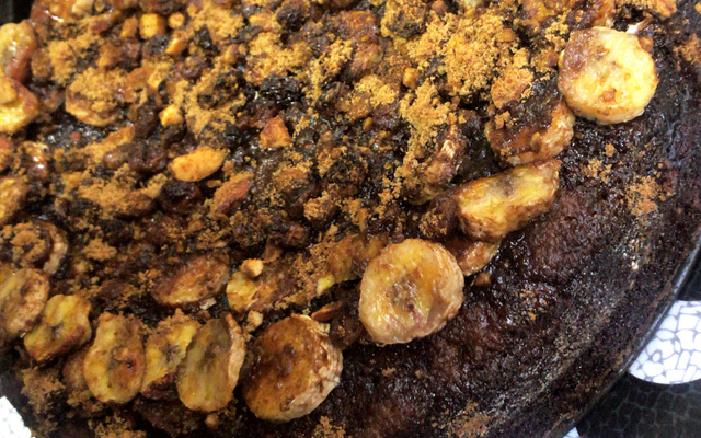 Bolo integral de banana com castanha, nozes e passas