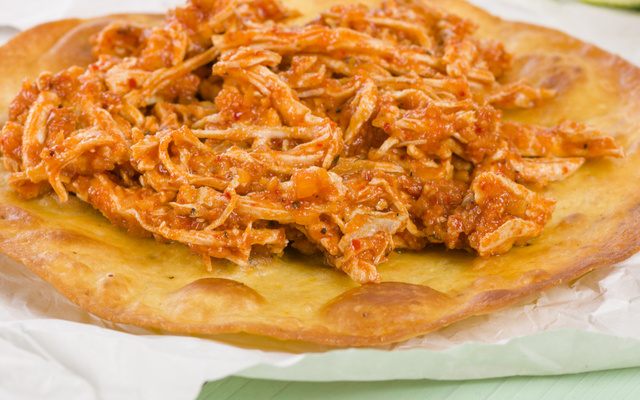 Frango desfiado com bacon e cream cheese