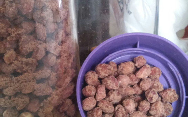 Amendoim com chocolates