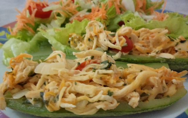 Falsa barquinha de abobrinha recheadas com frango