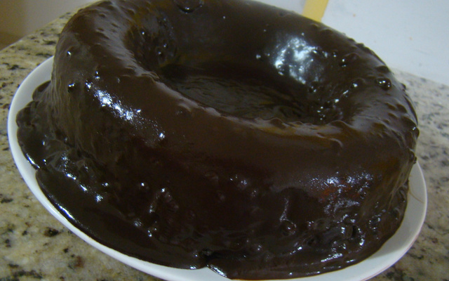 Bolo bicolor, com cobertura de chocolate, da tia Nana