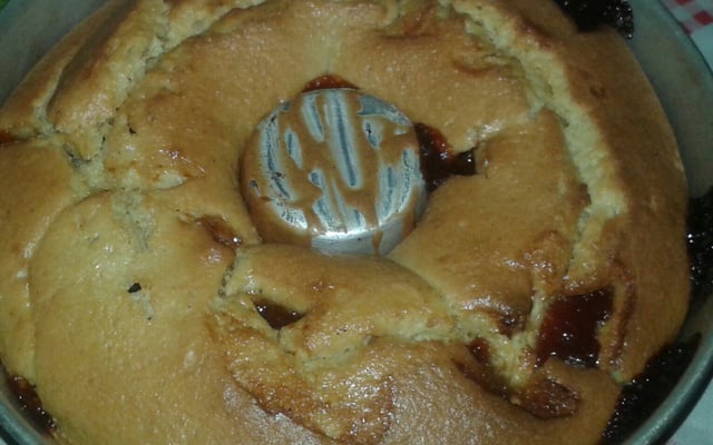 Bolo de fubá com goiabada fácil