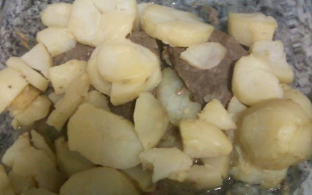 Bife no forno com batata grelhada e queijo