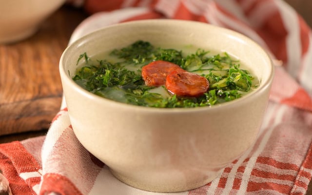 Caldo verde com linguiça e couve servido em tigela