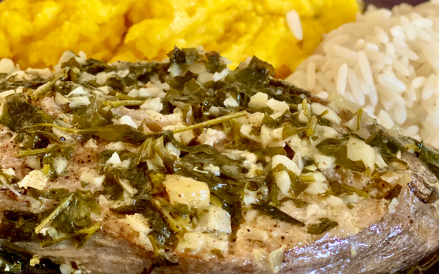 Peixe com salsinha e cebolinha