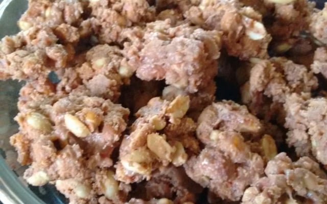 Pé de moleque de leite condensado