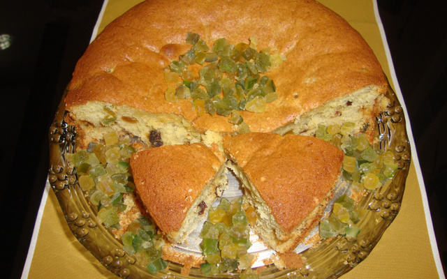 Bolo com frutas secas e passas