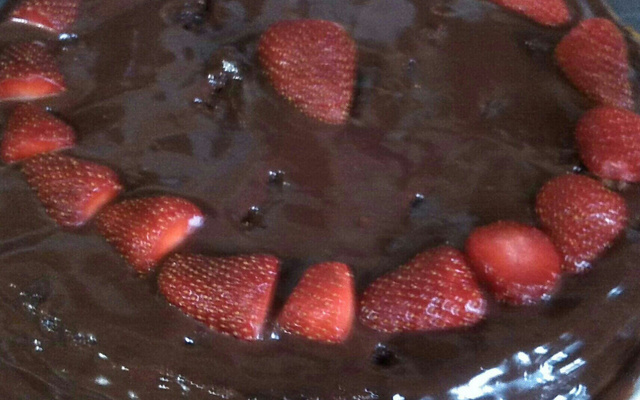 Bolo de chocolate com morango super fácil