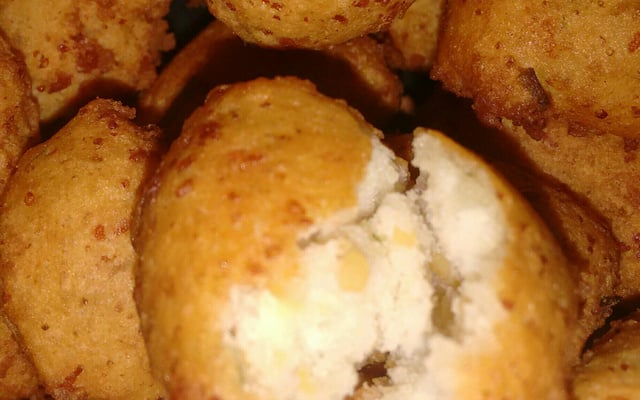 Bolinho de chuva salgado de queijo parmesão sem ovo