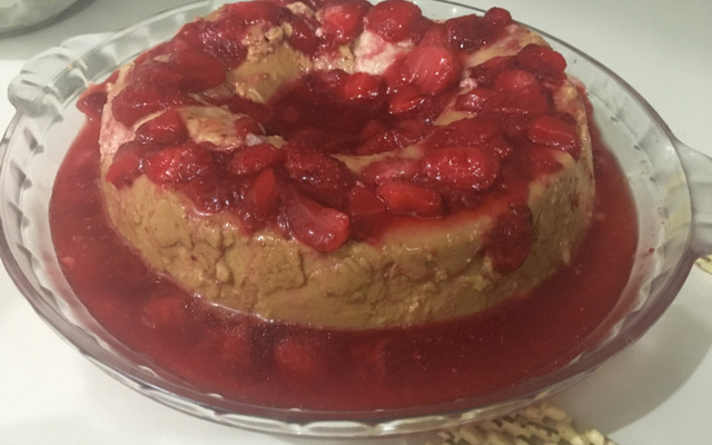 Pudim de iogurte grego com calda de morango