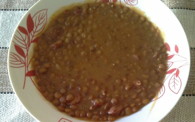 Sopa de lentilha com linguiça