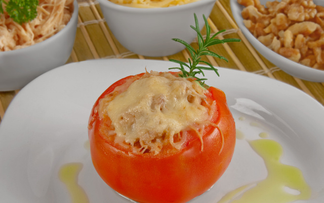 Tomate recheado com frango