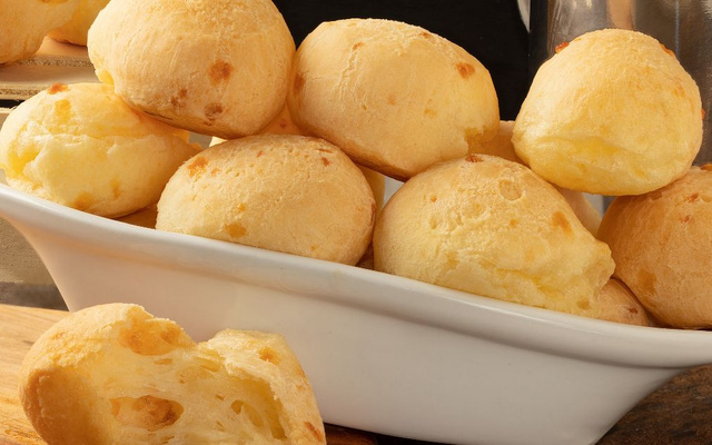 Pão de queijo simples na fritadeira elétrica