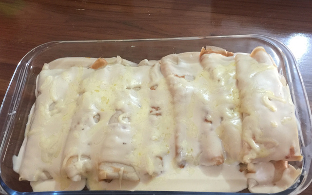 Panqueca de presunto e queijo ao molho branco