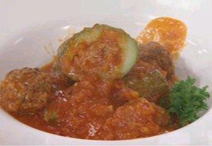 Abobrinha recheada e almôndegas