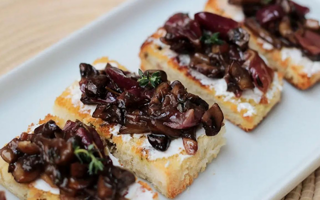 Bruschetta de cogumelos e uva
