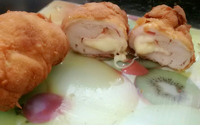 Filé de frango recheado e empanado