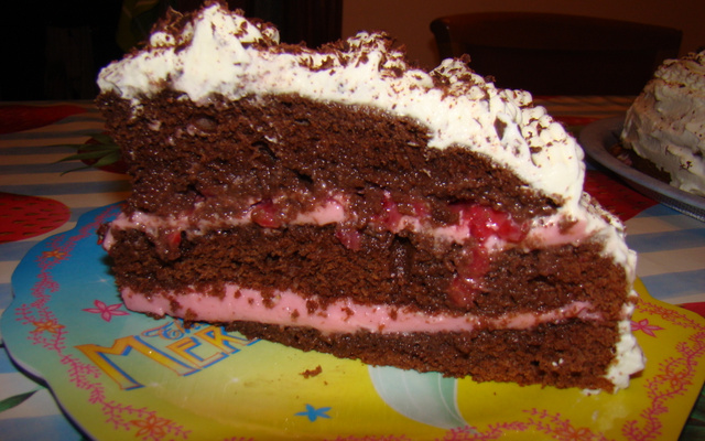 Bolo de chocolate com recheio de morango