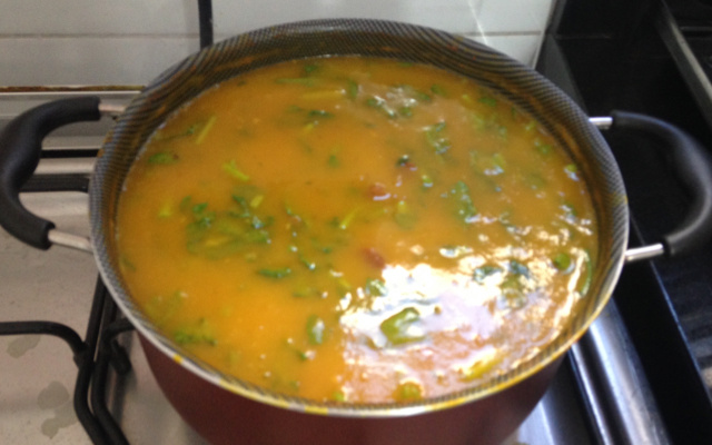 Sopa de abóbora com lâminas de carne seca e talos de agrião