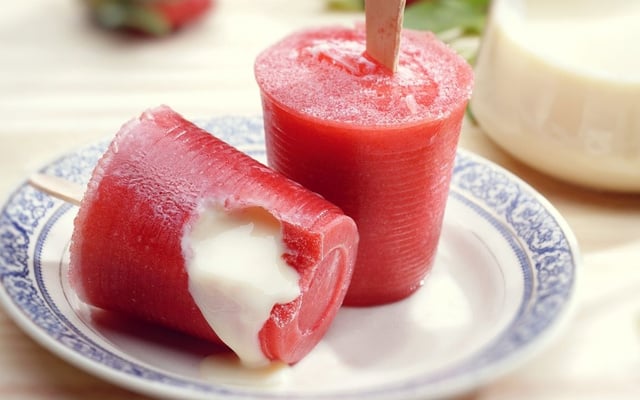 Paleta mexicana de morango recheada com leite condensado