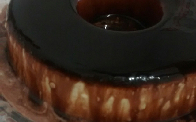 Sorvete de creme com cobertura de chocolate