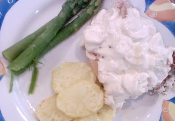 Peixe branco com molho de creme de champignons, batata e aspargos cozidos