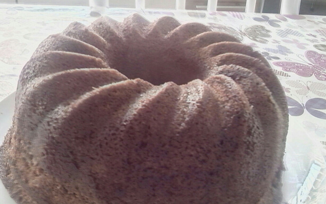 Bolo de chocolate de microondas com calda de falso brigadeiro