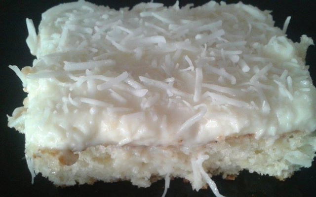 Bolo de coco gelado com creme