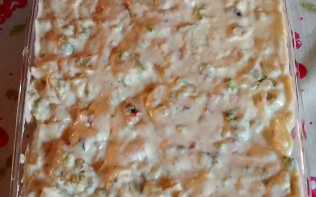 Macarrão com brócolis e creme branco