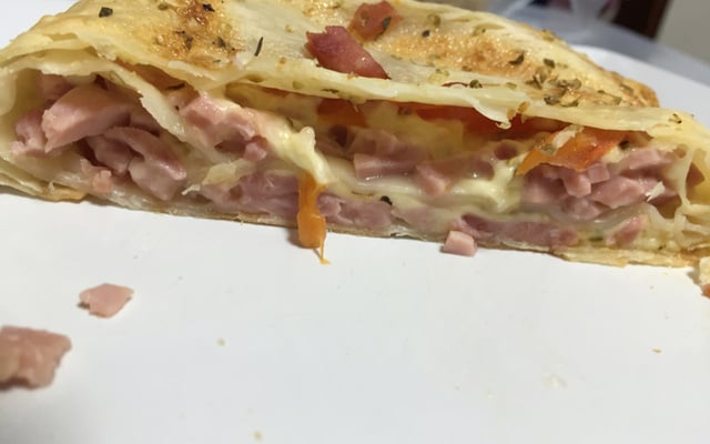 Rocambole de presunto e queijo com massa de pastel