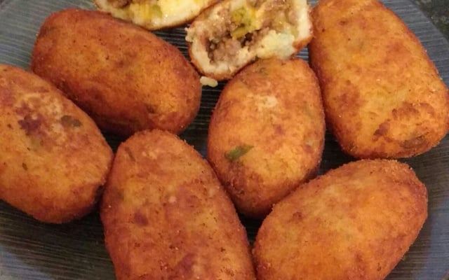 Bolinho de batata recheado com queijo e presunto