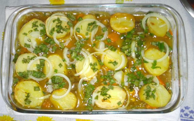 Carne ao curry com batatas e cenoura