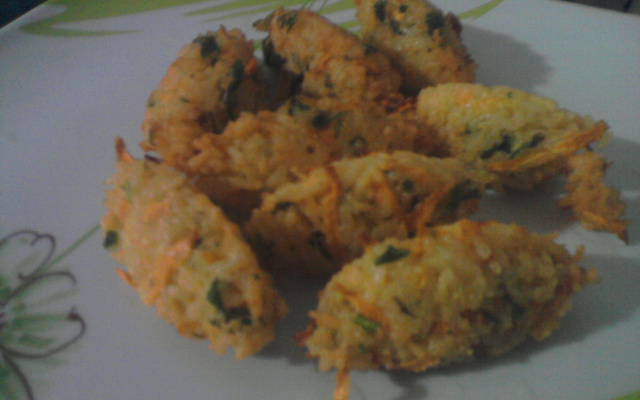 Bolinho de arroz maravilhoso com cenoura raladinha e bem sequinho