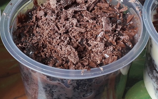 Bolo de pote de chocolate com brigadeiro