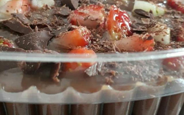 Bolo invertido com morangos