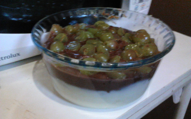 Delicioso chocolate com uvas verdes