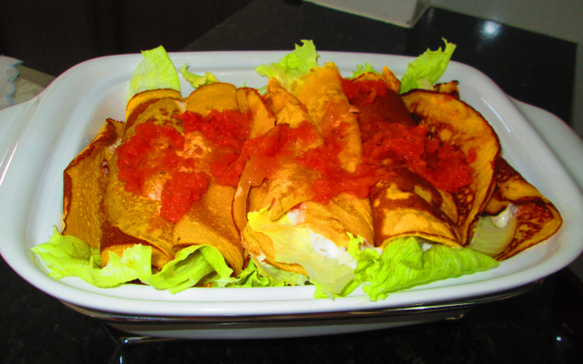 Panqueca de cenoura com creme de carne de sol