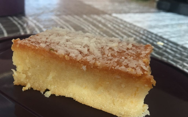 Bolo de leite condensado com cobertura de limão