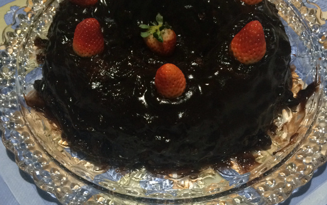 Bolo de chocolate com calda de chocolate