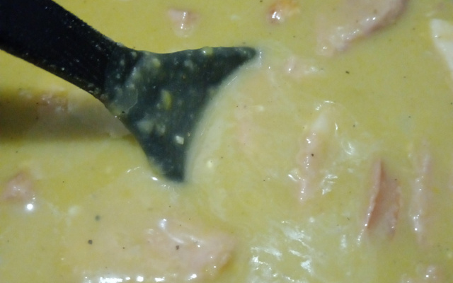 Sopa de ervilha com calabresa e bacon